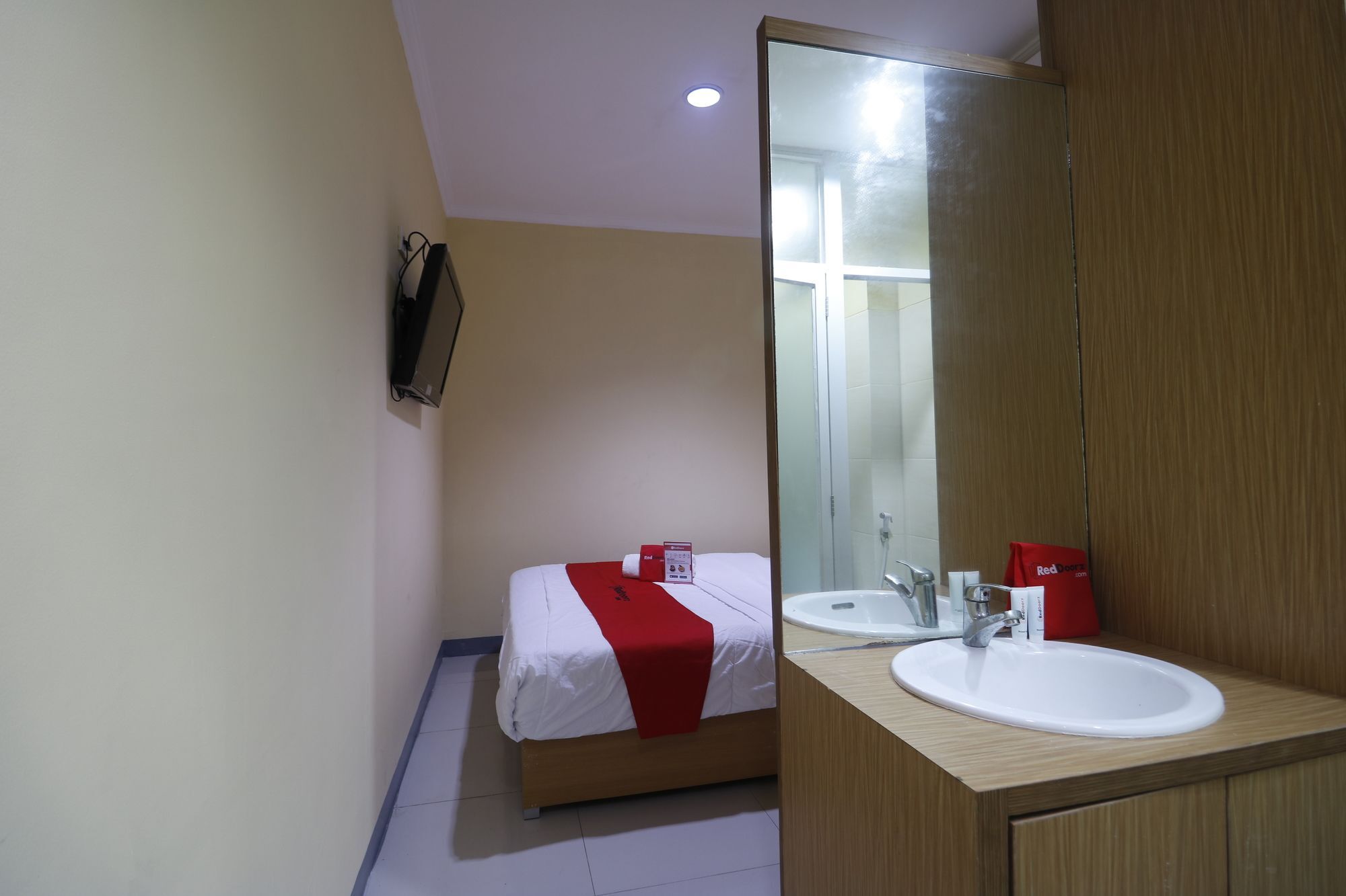מלון ג'קרטה Reddoorz Near Itc Cempaka Mas מראה חיצוני תמונה