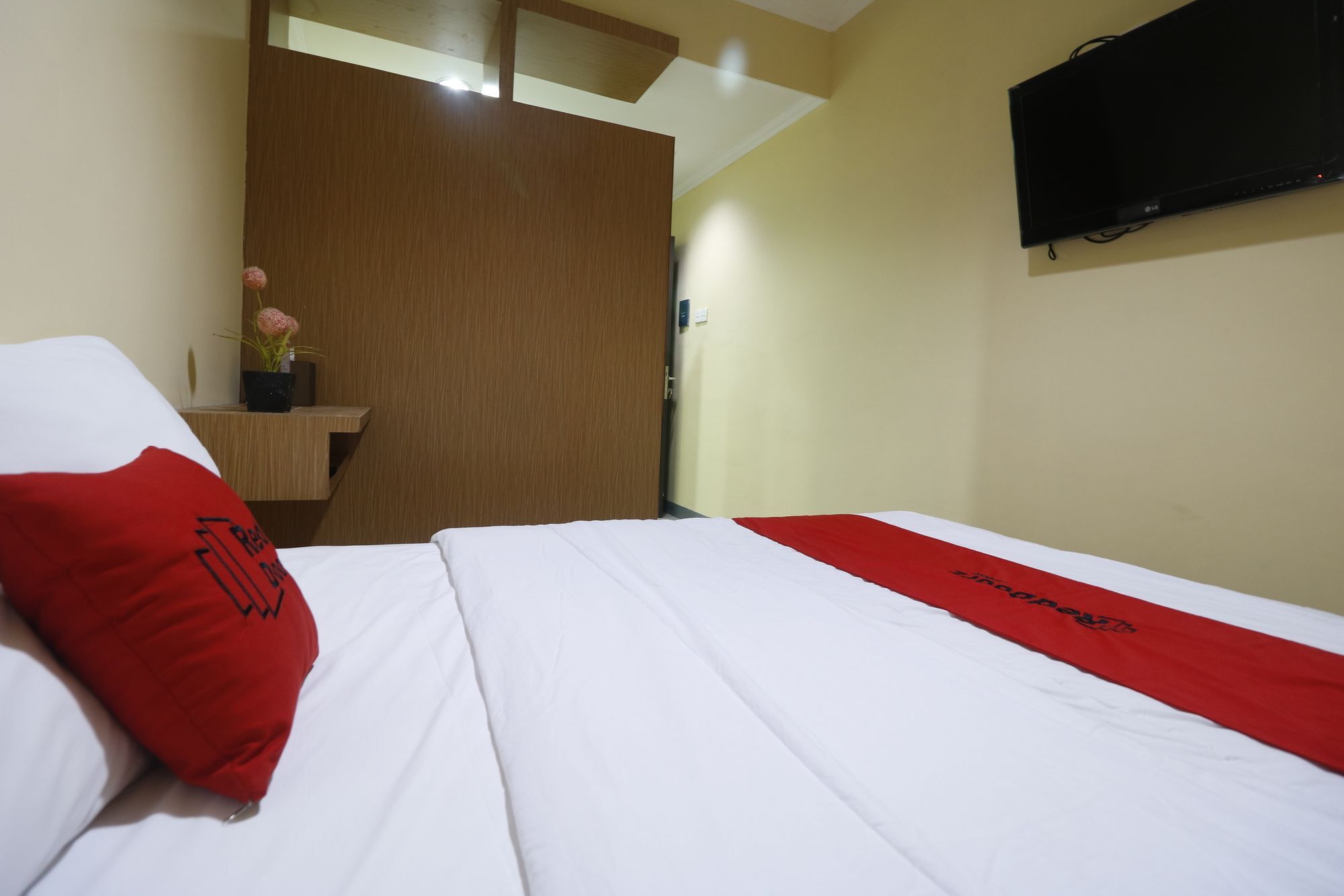 מלון ג'קרטה Reddoorz Near Itc Cempaka Mas מראה חיצוני תמונה